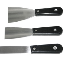 Drei Spachtel mit Metallblatt und Kunststoffgriff