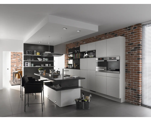Moderne Küche mit Kochinsel, Einbauschränken und Backsteinmauer