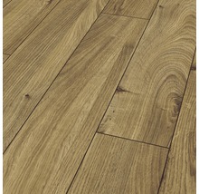 Nahaufnahme von verlegtem Laminatboden in Holzoptik