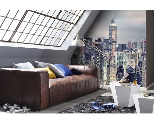 Wohnraum mit braunem Ledersofa, Kissen, Stehlampe, Couchtischen, Teppich und Fototapete einer Stadt