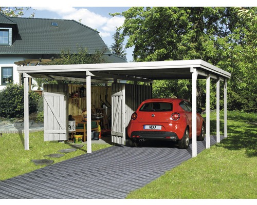 Einzelcarport weka A2 Gr. 2 inkl. Geräteraum 512x602 cm kesseldruckimprägniert Ein Carport aus Holz mit angrenzendem Geräteschuppen und einem roten Auto darunter.