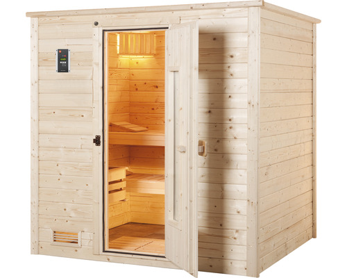 Freistehende Holzsauna mit geöffneter Tür und Bedienelement