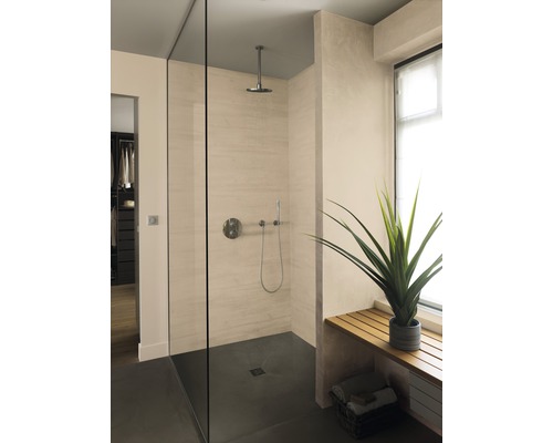 Begehbare Dusche mit Duschkopf, Armatur, Handbrause und Duschrinne in einem Badezimmer mit Sitzbank