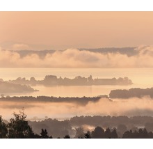 Landschaft mit See, Inseln und Nebel
