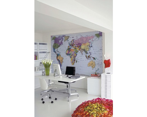 Helles Arbeitszimmer mit Schreibtisch, Bürostuhl, Regal und Weltkarte an der Wand