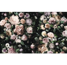 Dunkler Hintergrund mit Rosen und Blüten.