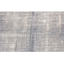Nahaufnahme einer Betonoberfläche mit Rissen und Gebrauchsspuren