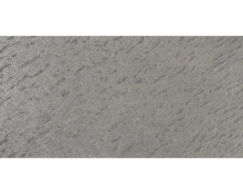 Nahaufnahme einer grauen Pflasterplatte mit rauer Oberfläche