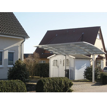 Szene mit einem Carport aus Metall und Glas vor einem Gartenhaus