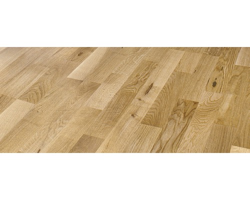 Verlegter Holzboden aus Eiche im Fischgrätmuster