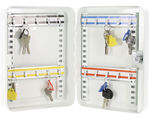 Geöffneter Schlüsselschrank mit nummerierten Haken und Schlüsseln