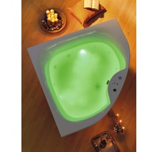 Eckbadewanne mit grüner Beleuchtung im Badezimmer