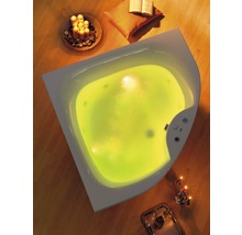 Eckbadewanne gefüllt mit Wasser und Beleuchtung im Badezimmer.
