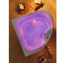 Eckbadewanne mit Beleuchtung im Badezimmer