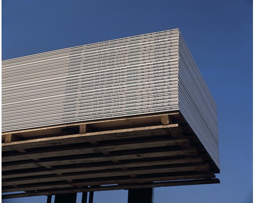 Stapel Gipskartonplatten auf einer Holzpalette