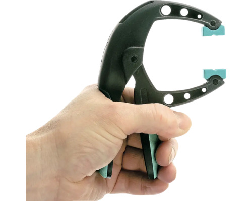 Eine Hand hält eine Einhandzwinge.