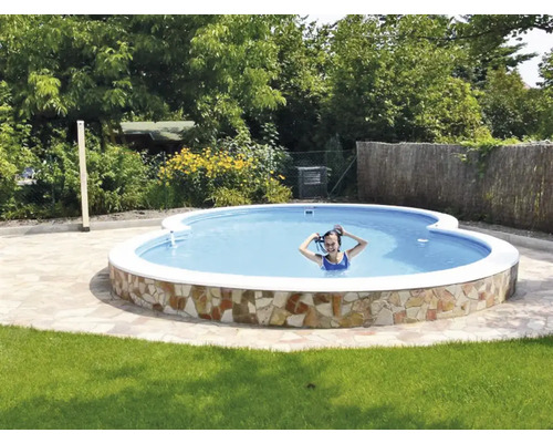 Gartenpool mit Steinumrandung und Person im Wasser