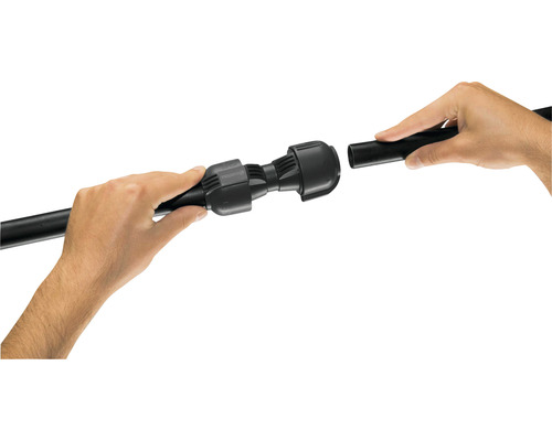 Person verbindet ein schwarzes Rohr mit einer geraden Kupplung.