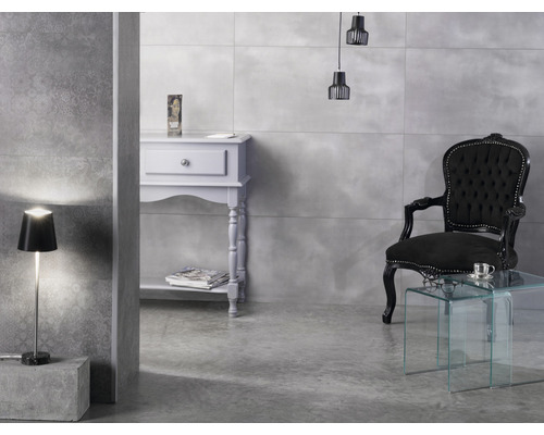 Kunststoffpaneel G x Wall+ Grey Flower 900 x 450 x 5 mm Modernes Wohnzimmer mit grauen Fliesen, Lampe, Konsole, Sessel und Glastisch