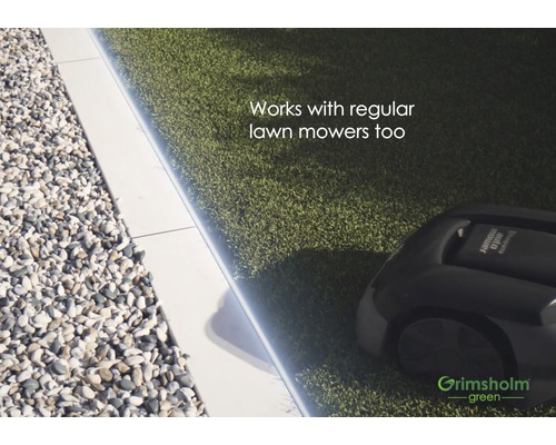 Rasenmähroboter auf Rasenfläche neben Kiesweg mit Steinbegrenzung