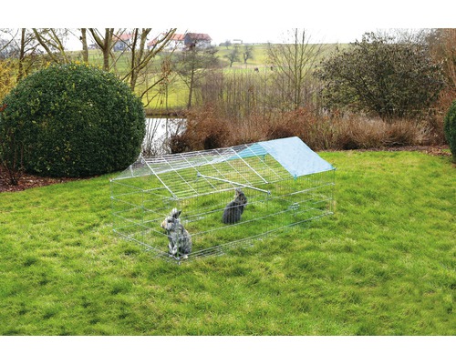 Freilaufgehege mit zwei Kaninchen im Garten