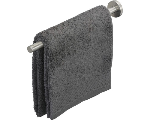 Graues Handtuch auf einem Handtuchhalter