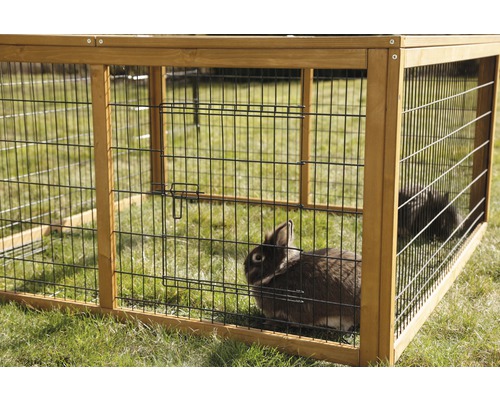 Freilaufgehege aus Holz mit Drahtgitter und Kaninchen