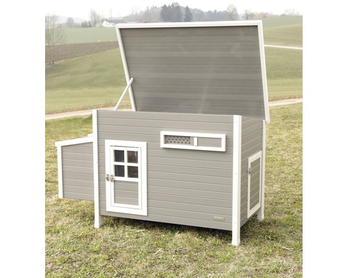 Geöffneter Hühnerstall aus Holz mit Fenstern und Tür im Garten