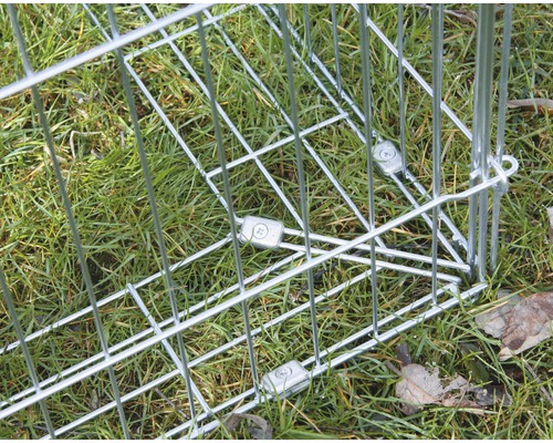 Detailansicht eines Metallhasenstalls auf einer Rasenfläche