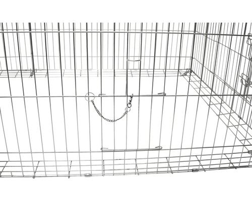 Detailansicht eines Hundekäfigs mit Kettenverschluss