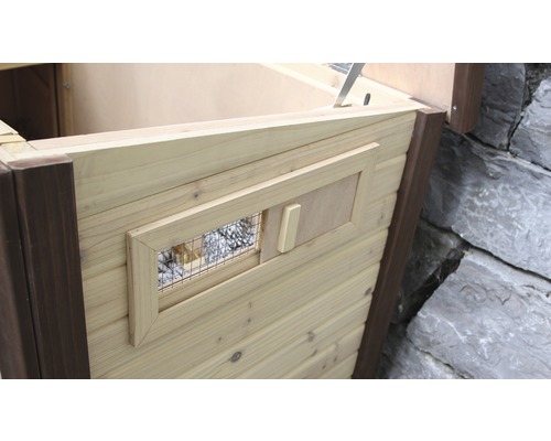 Holzstall mit Sichtfenster und Schiebetür