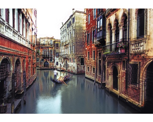 Szene in Venedig mit einem Kanal, alten Backsteingebäuden und einer Gondel