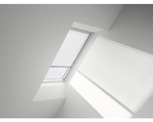 VELUX Jalousie Jalousette weiß manuell PAU 104 7001 Dachfenster mit Plissee in einem hellen Raum.