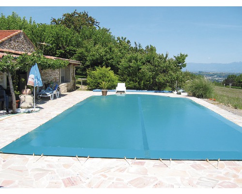 Abgedecktes Schwimmbecken im Außenbereich mit Befestigungselementen