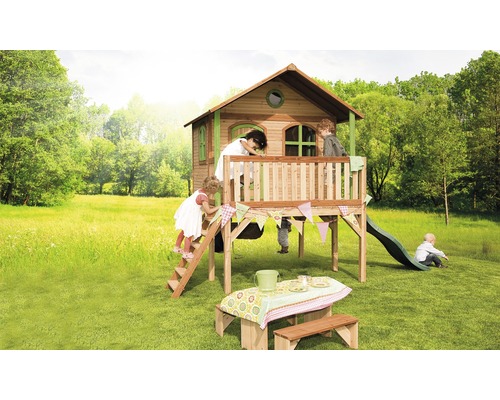 Spielplatz mit Baumhaus, Rutsche und Picknicktisch im Garten