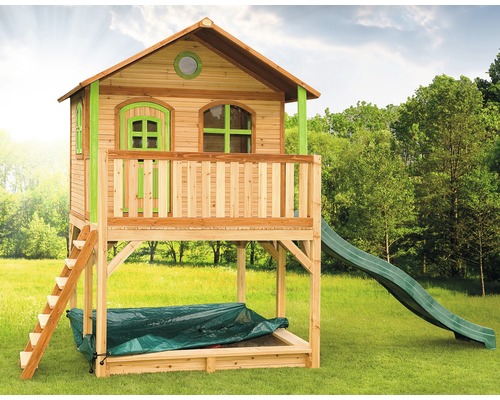 Holzspielhaus mit Rutsche, Sandkasten und Leiter im Garten