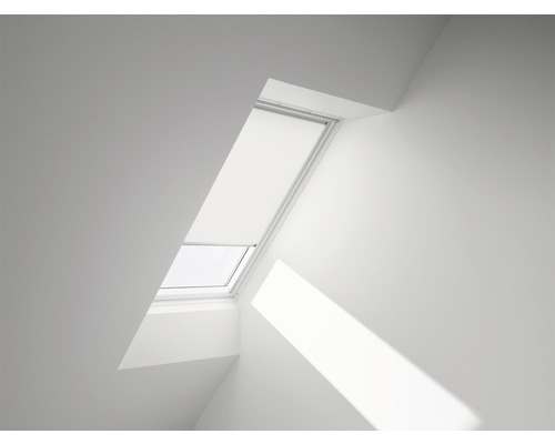 VELUX Sichtschutzrollo weiß uni manuell Rahmen aluminium RFL Y45 1028S Dachfenster mit Rollo in einem hellen Raum