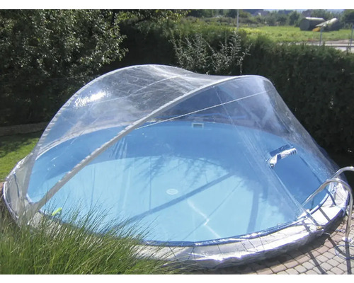 Schwimmbecken mit transparenter Überdachung im Garten