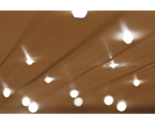 Holzdecke mit eingebauten Lichtern
