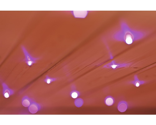 Holzdecke mit eingebauten LED-Lampen