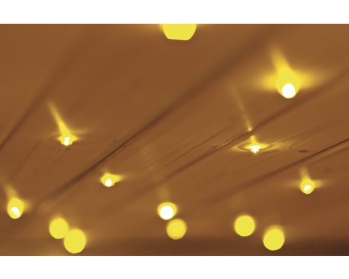 Deckenbeleuchtung mit mehreren Lichtpunkten in einem Raum.