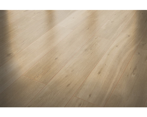 Verlegter Laminatboden in Holzoptik.