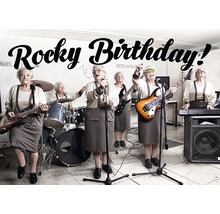 Eine Band aus älteren Frauen spielt Musikinstrumente mit der Aufschrift Rocky Birthday