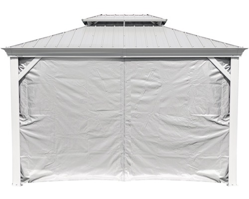 Pavillon mit geschlossenen Vorhängen.