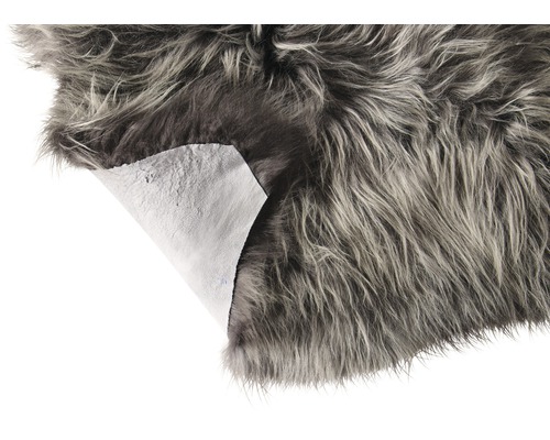 Grauer Kunstfellteppich mit gewendeter Rückseite