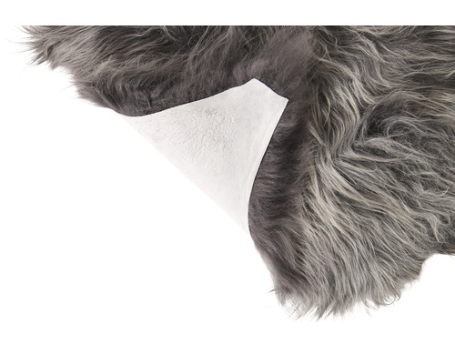 Grauer Teppich mit langer Wolle und hellem Stoff auf der Rückseite.