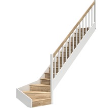 Holztreppe mit weißem Treppengeländer