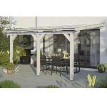 Überdachte Terrasse mit Holzbalkenkonstruktion, Gartentisch und Grill
