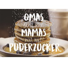 Ein Stapel Pfannkuchen mit Puderzucker und Blaubeeren, Text: Omas sind wie Mamas nur mit Puderzucker.