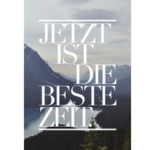 Dekoratives Bild mit der Aufschrift Jetzt ist die beste Zeit vor einer Bergkulisse